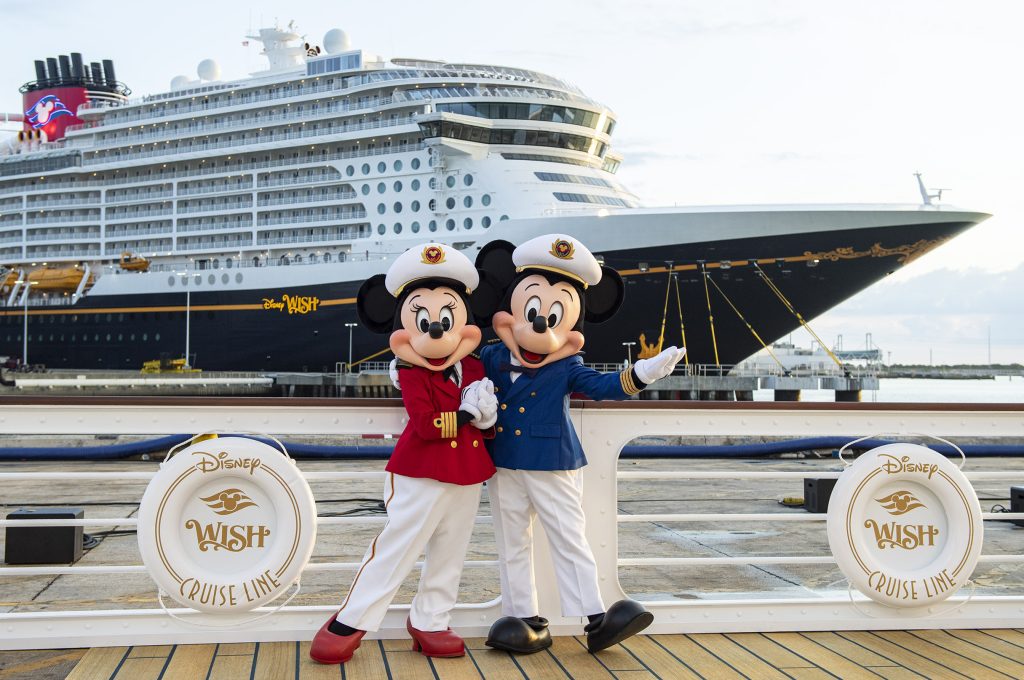 Captain Minnie und Captain Mickey vor der Disney Wish.